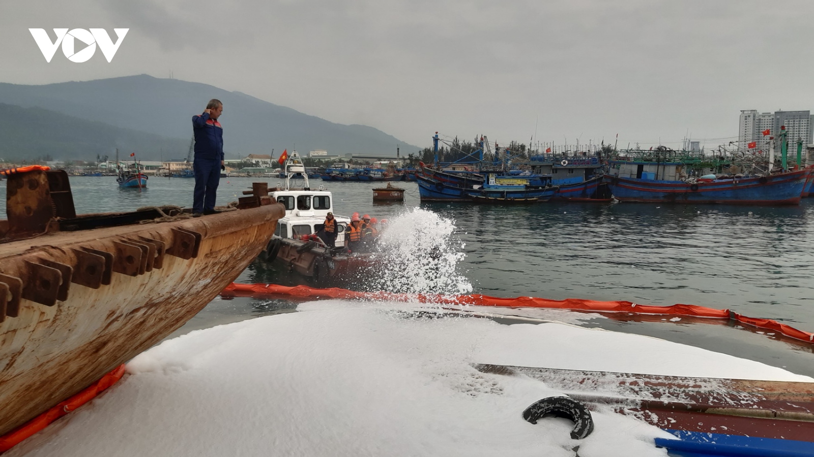 Chìm tàu, dầu tràn ra cảng cá Thọ Quang, Đà Nẵng