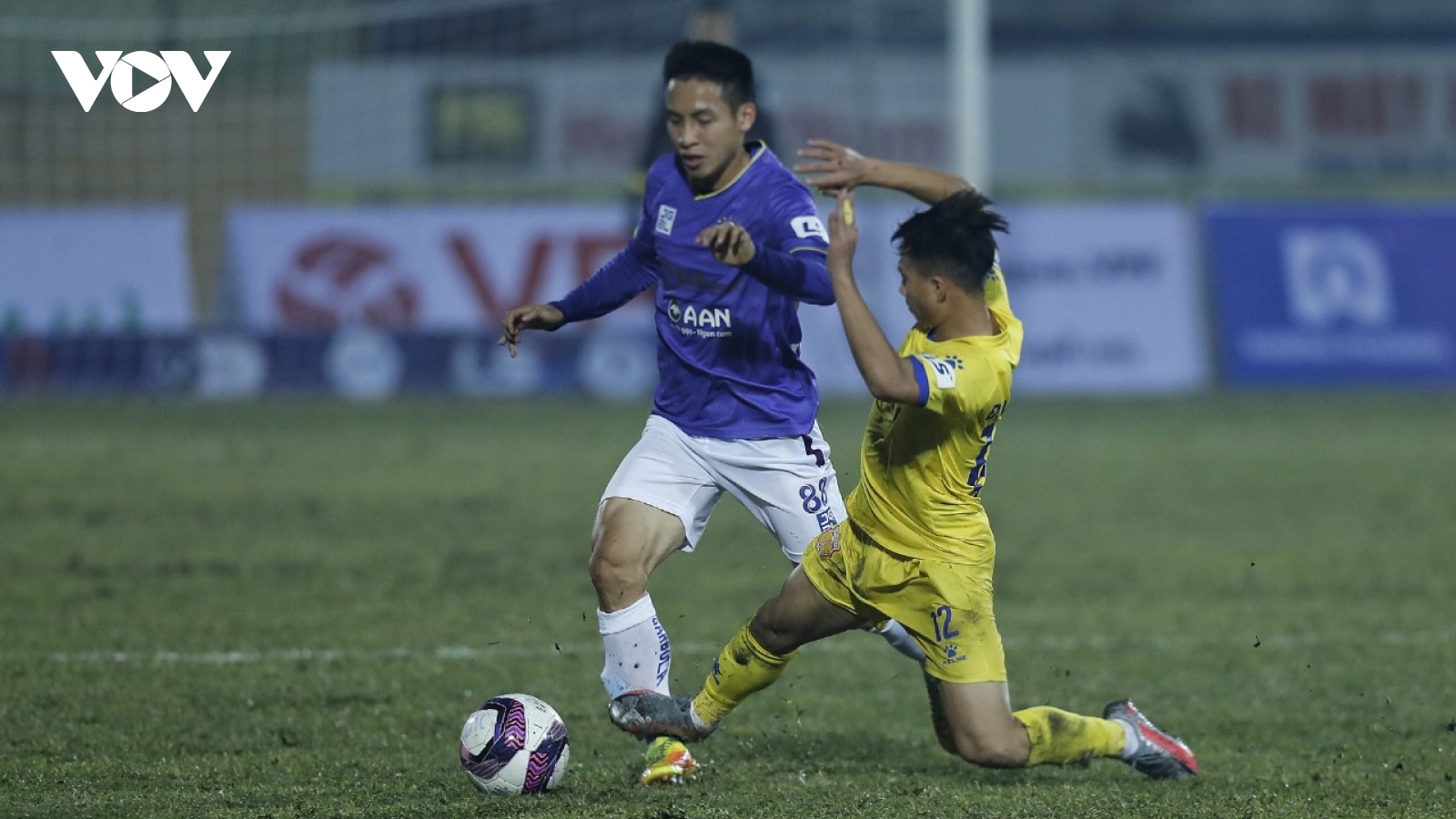 Cầu thủ Nam Định khiến Quả bóng Vàng Việt Nam chấn thương nặng nhận án treo giò