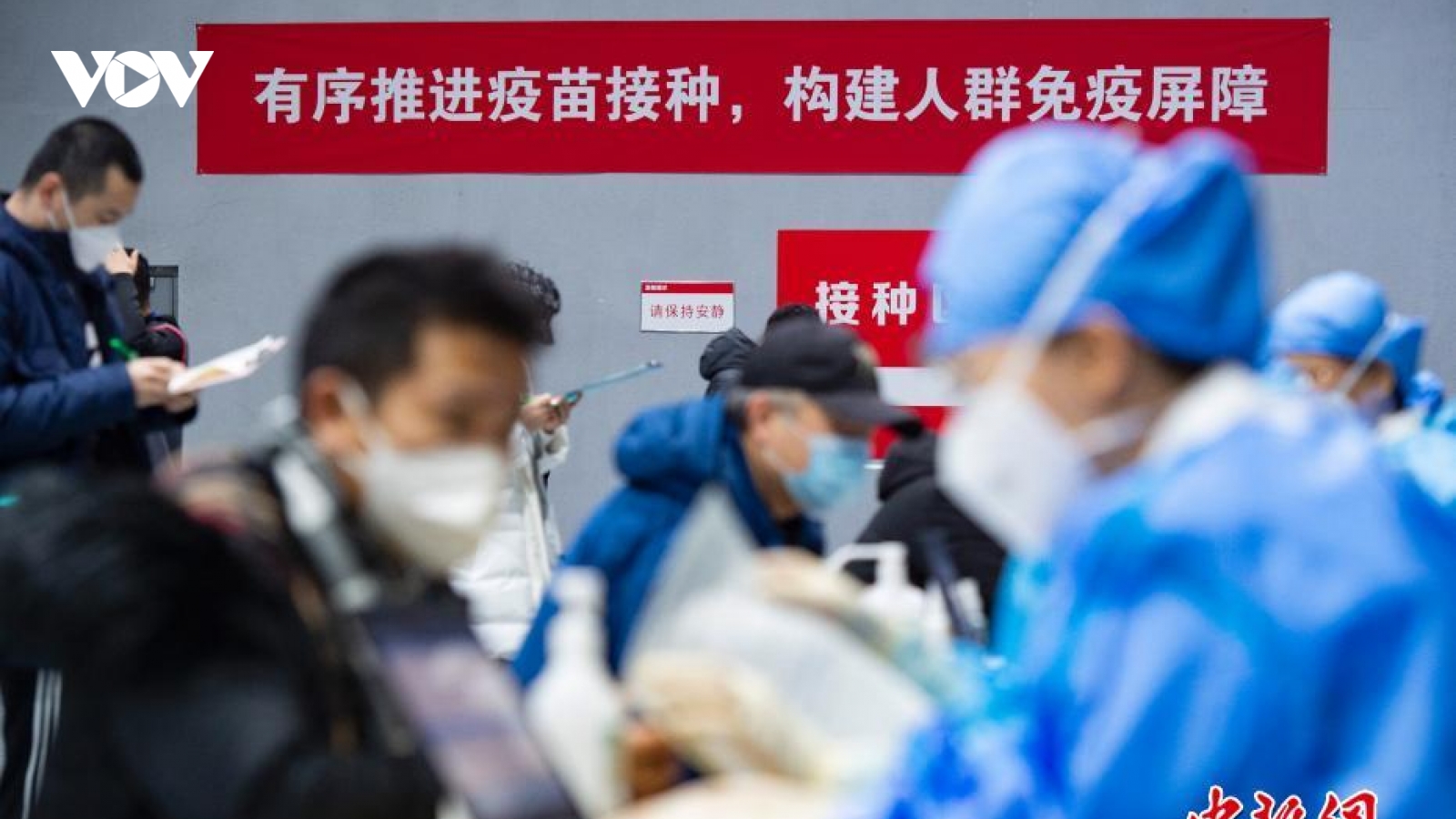 Người dân Bắc Kinh (Trung Quốc) xếp hàng tiêm vaccine ngừa Covid-19