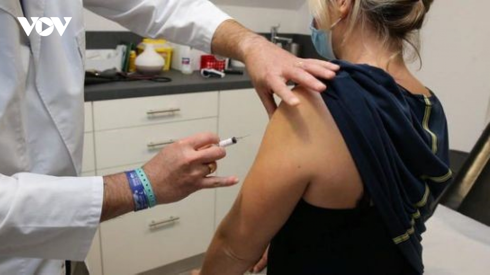10 lý do bạn nên đi tiêm chủng vaccine ngừa COVID-19