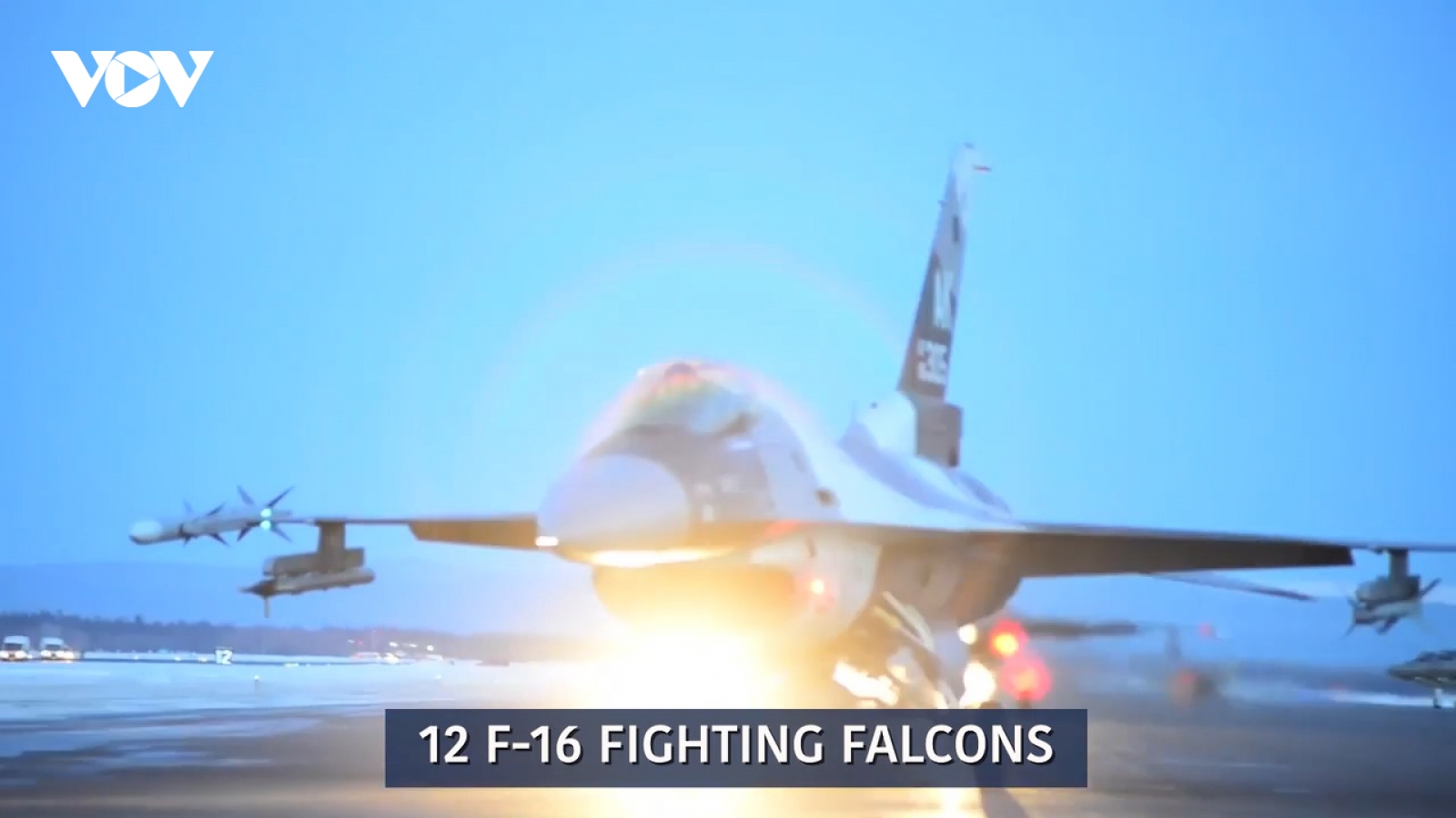 Tiêm kích F-35 và F-16 của Mỹ biểu diễn "voi đi bộ" trong thời tiết âm 40 độ C