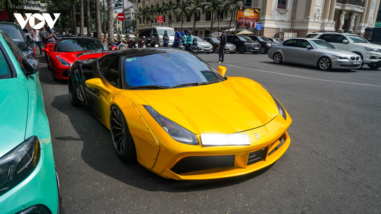 Ferrari 488 GTB độ Liberty Walk tái xuất với "bộ áo" ấn tượng