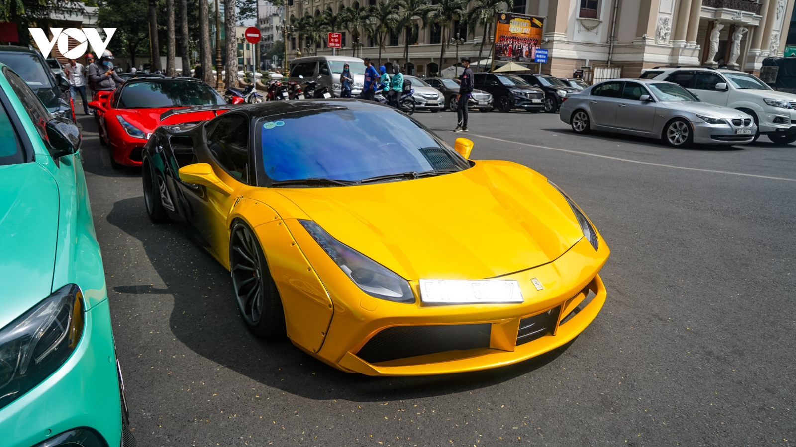 Ferrari 488 GTB độ Liberty Walk tái xuất với "bộ áo" ấn tượng