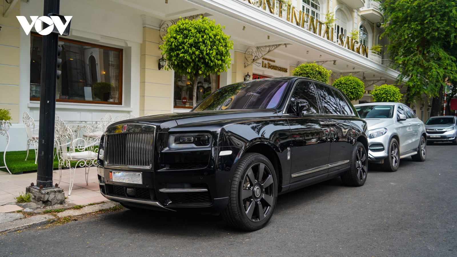SUV hơn 40 tỷ đồng - Rolls-Royce Cullinan khoe dáng trên phố ngày cuối tuần
