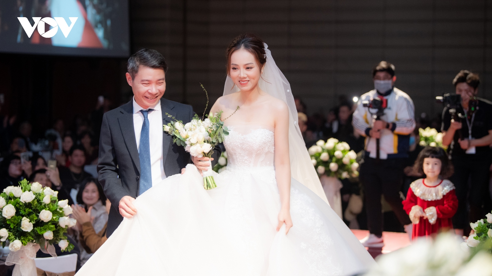 Cô dâu kém 15 tuổi của NSND Công Lý rạng ngời hạnh phúc trong ngày cưới