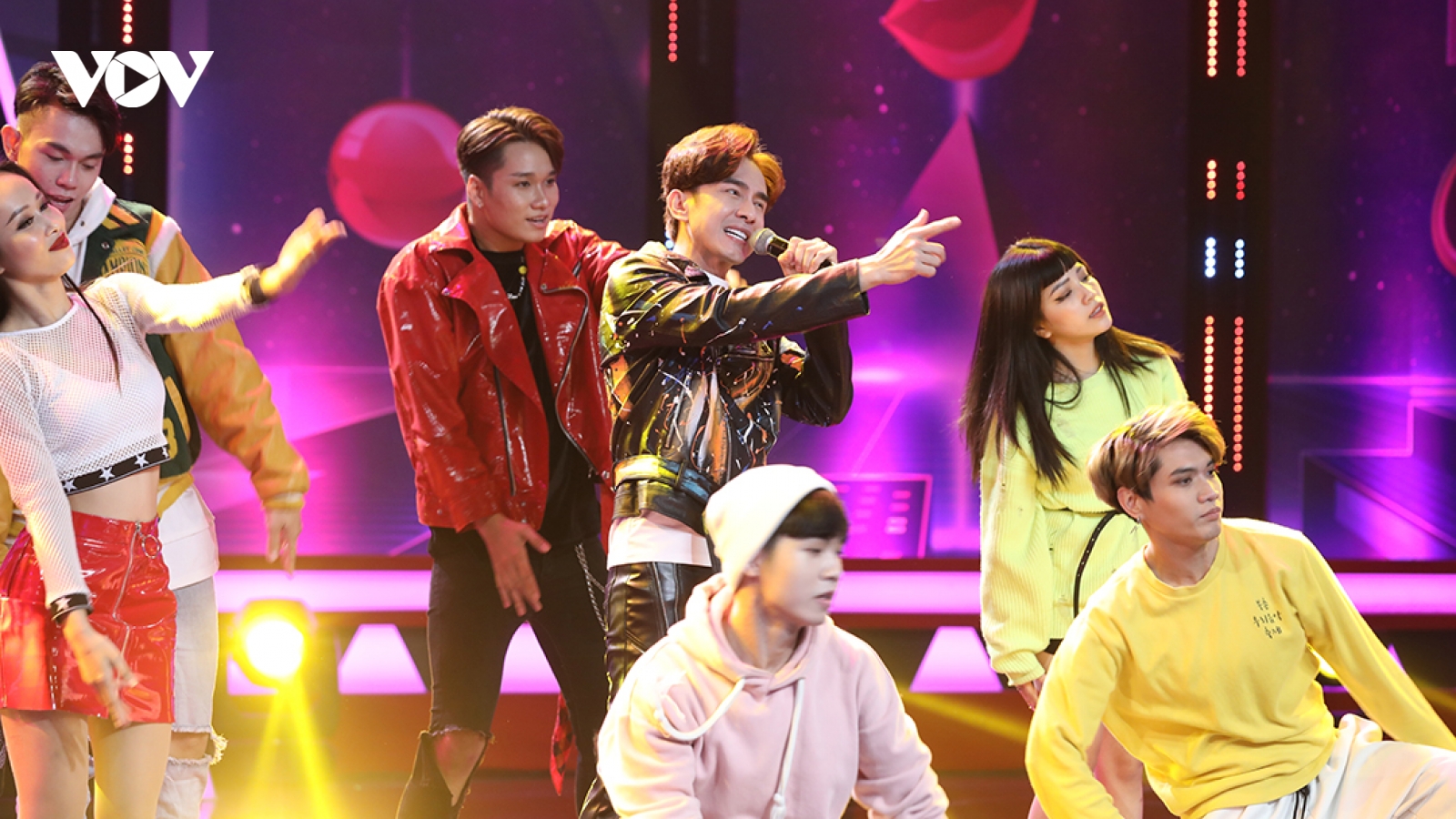 Đan Trường "bắn" rap cực đỉnh trong bài hit "Hôn môi xa"