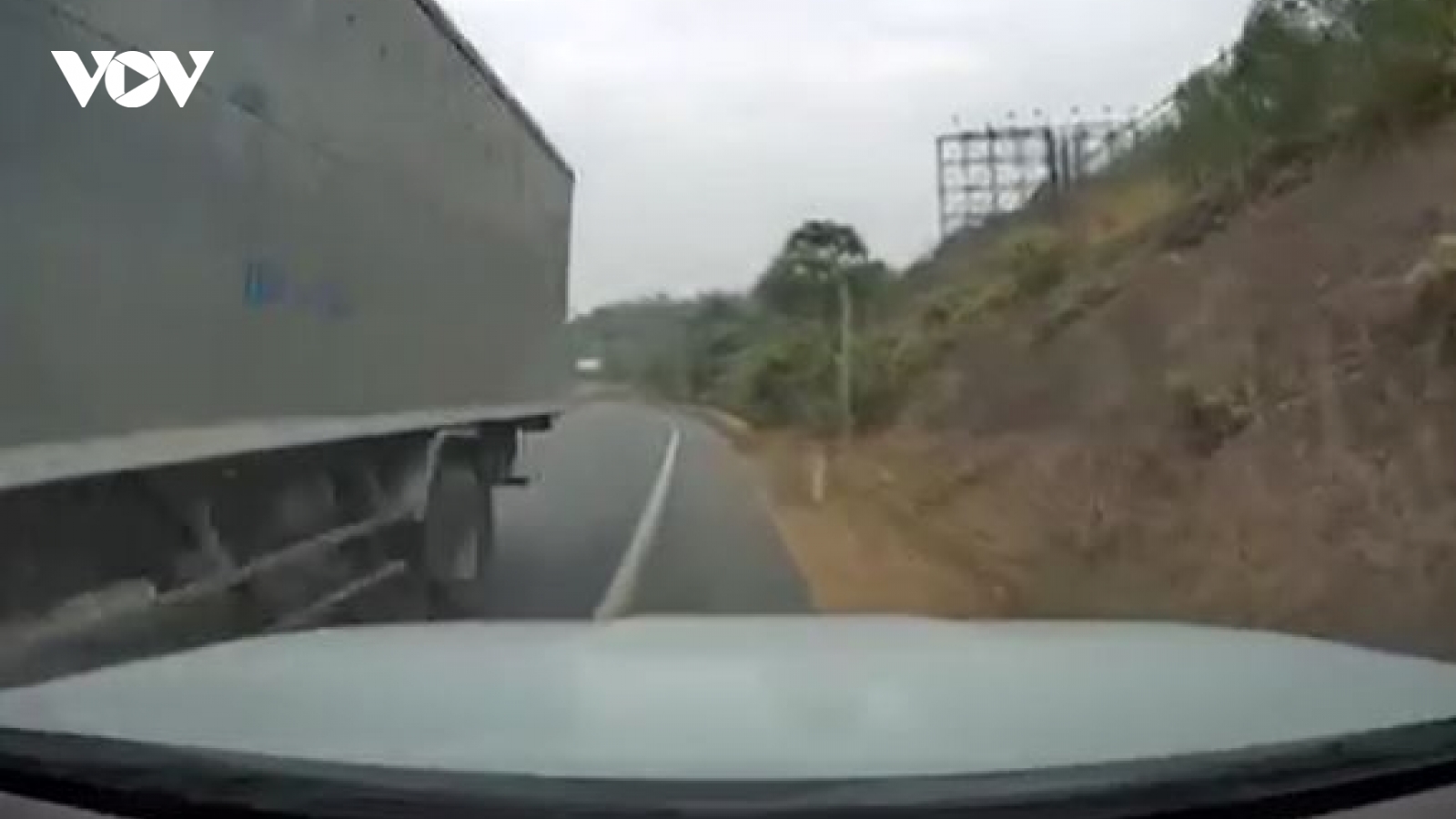'Đứng tim' xe tải lấn làn suýt gây tai nạn trên tuyến Hà Nội - Lạng Sơn