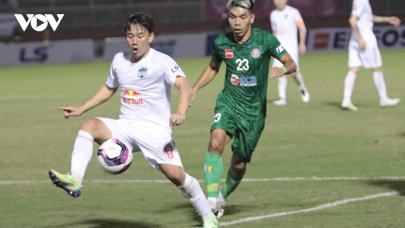 HLV Kiatisuk động viên các học trò sau trận thua Sài Gòn FC