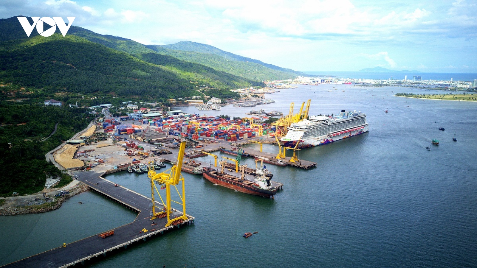 Cảng Đà Nẵng đón 3 chuyến tàu đầu tiên trong ngày mùng 1 Tết