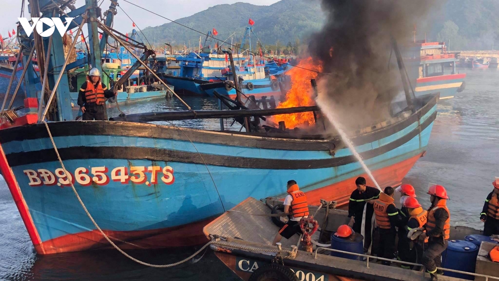 Toàn cảnh: 3 tàu cá neo đậu tại âu thuyền Thọ Quang- Đà Nẵng bốc cháy