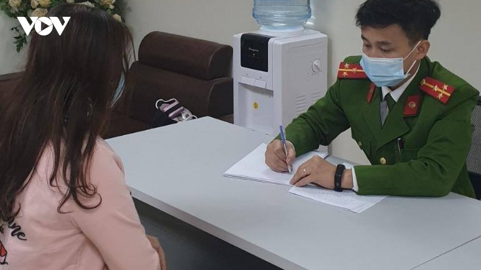 Nữ doanh nhân tặng quà Tết người thân bằng 6 khối pháo hoa nổ
