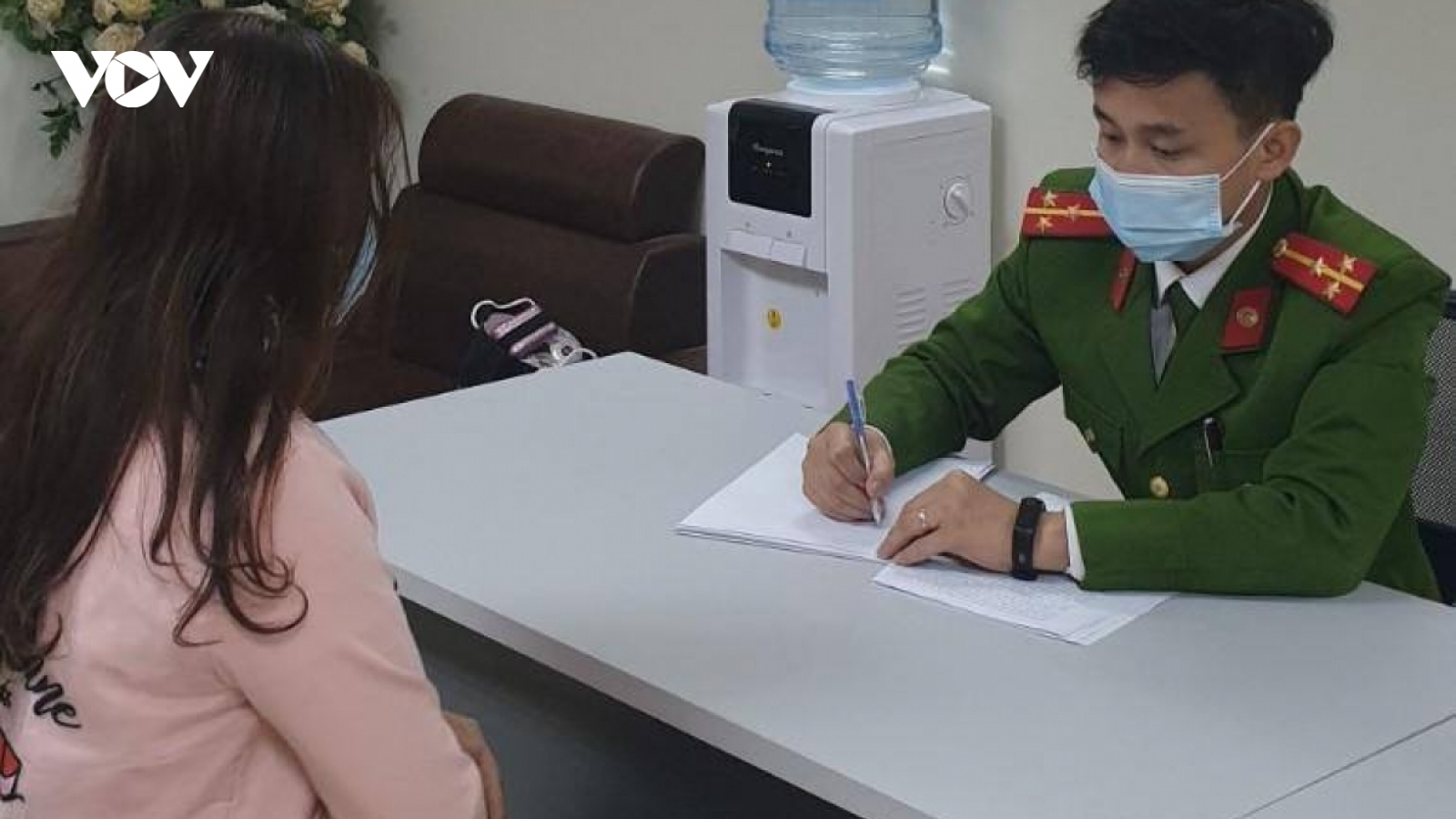 Nóng 24h: Nữ doanh nhân tặng quà Tết bằng 6 khối pháo hoa nổ