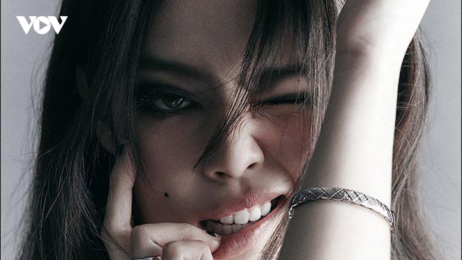 Jennie (BLACKPINK) biến hoá nổi loạn, cá tính trên tạp chí Vogue