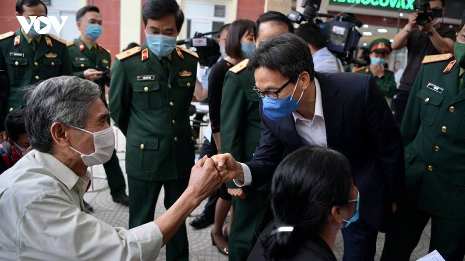 Phó Thủ tướng Vũ Đức Đam động viên tình nguyện viên thử vaccine COVID-19