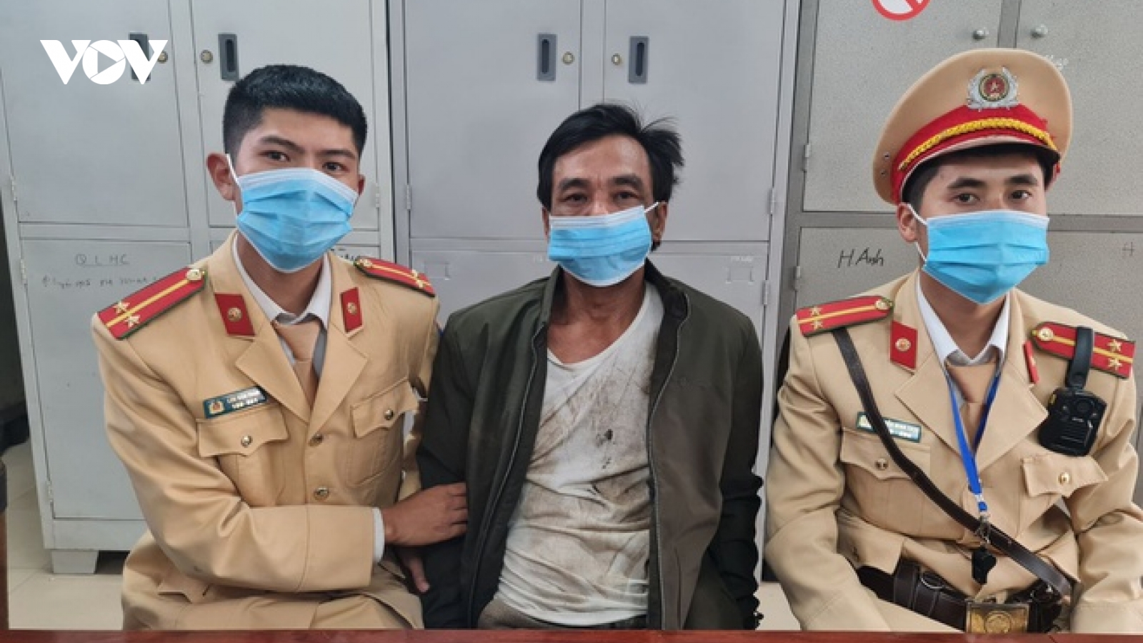 Tạm giữ tài xế đập vỡ máy đo nồng độ cồn khi bị dừng xe kiểm tra