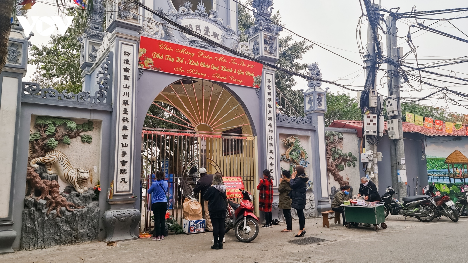 Clip: Người dân lễ vọng khi đền, chùa, di tích đóng cửa phòng dịch Covid-19