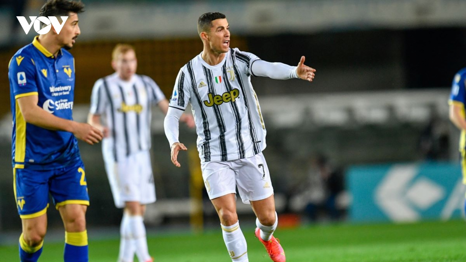 Ronaldo ghi bàn, Juventus vẫn hòa thất vọng Verona