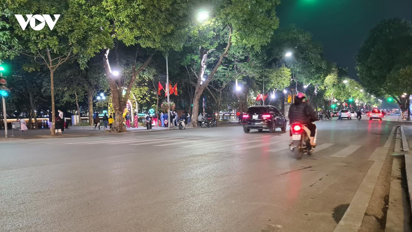 Đêm Giao thừa mùa dịch Covid-19, khu vực trung tâm Hà Nội thưa vắng người qua lại