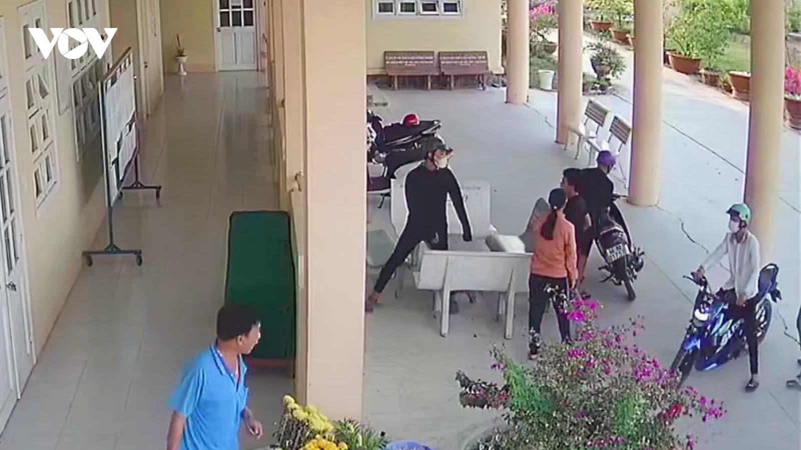 Triệu tập hơn 10 người vụ học sinh bị lôi từ trường ra bên ngoài đánh dã man