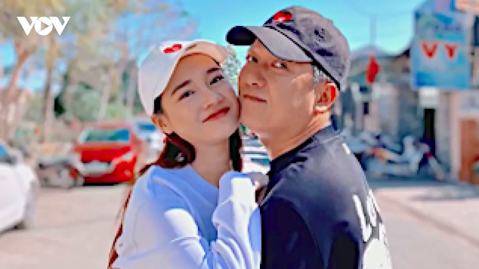 Nhã Phương nhí nhảnh bên Trường Giang trong ngày vía Thần tài