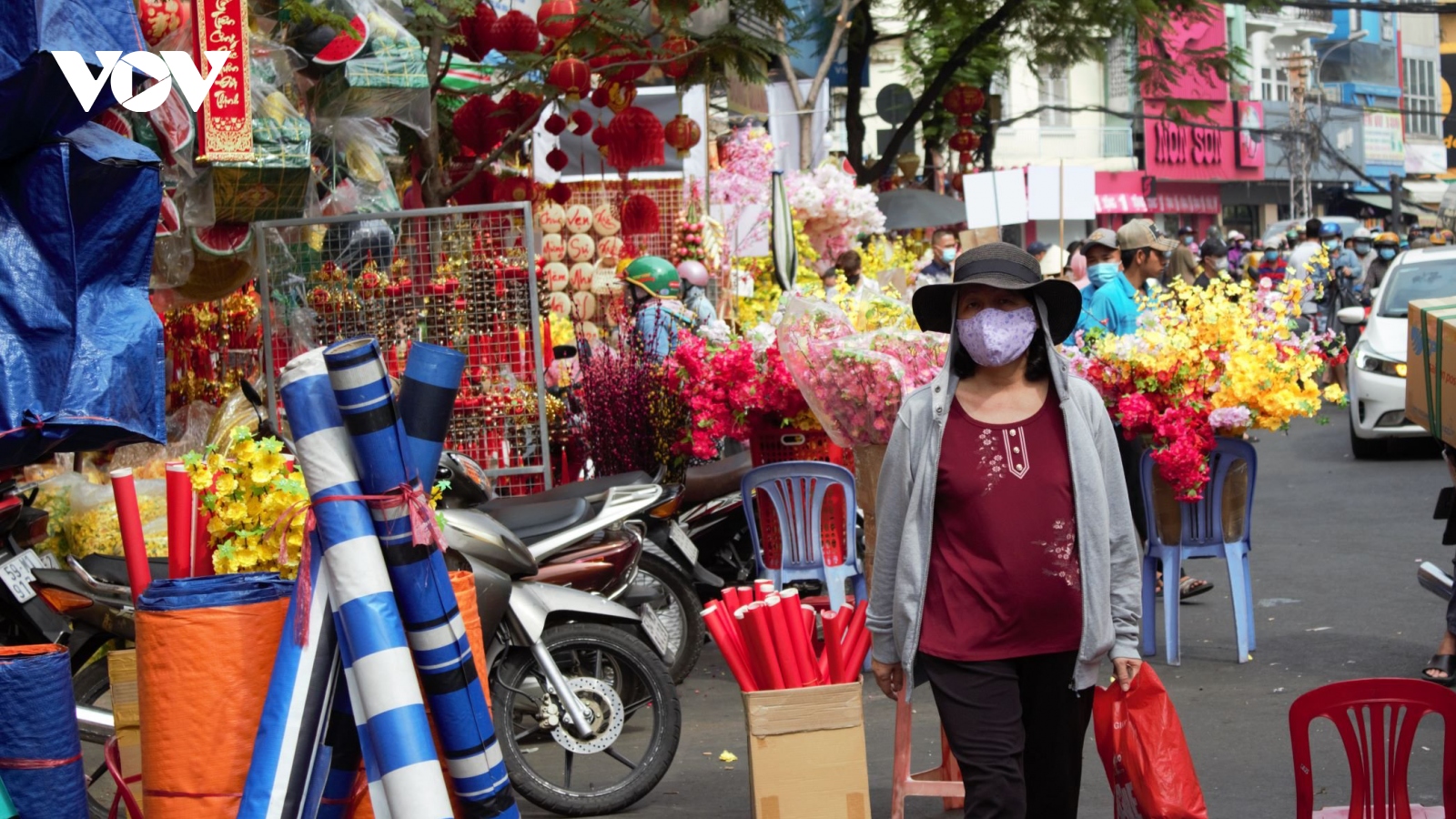 Hàng trang trí Tết ở TPHCM hút khách mua