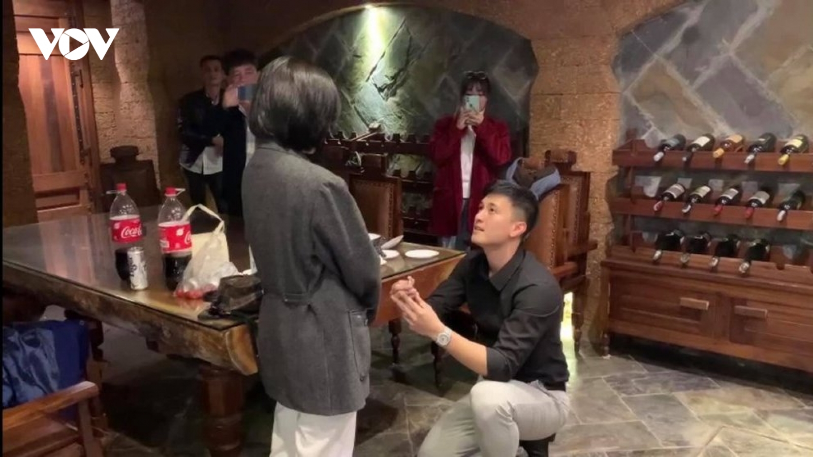 Chuyện showbiz: Diễn viên Huỳnh Anh quỳ gối cầu hôn bạn gái hơn 6 tuổi