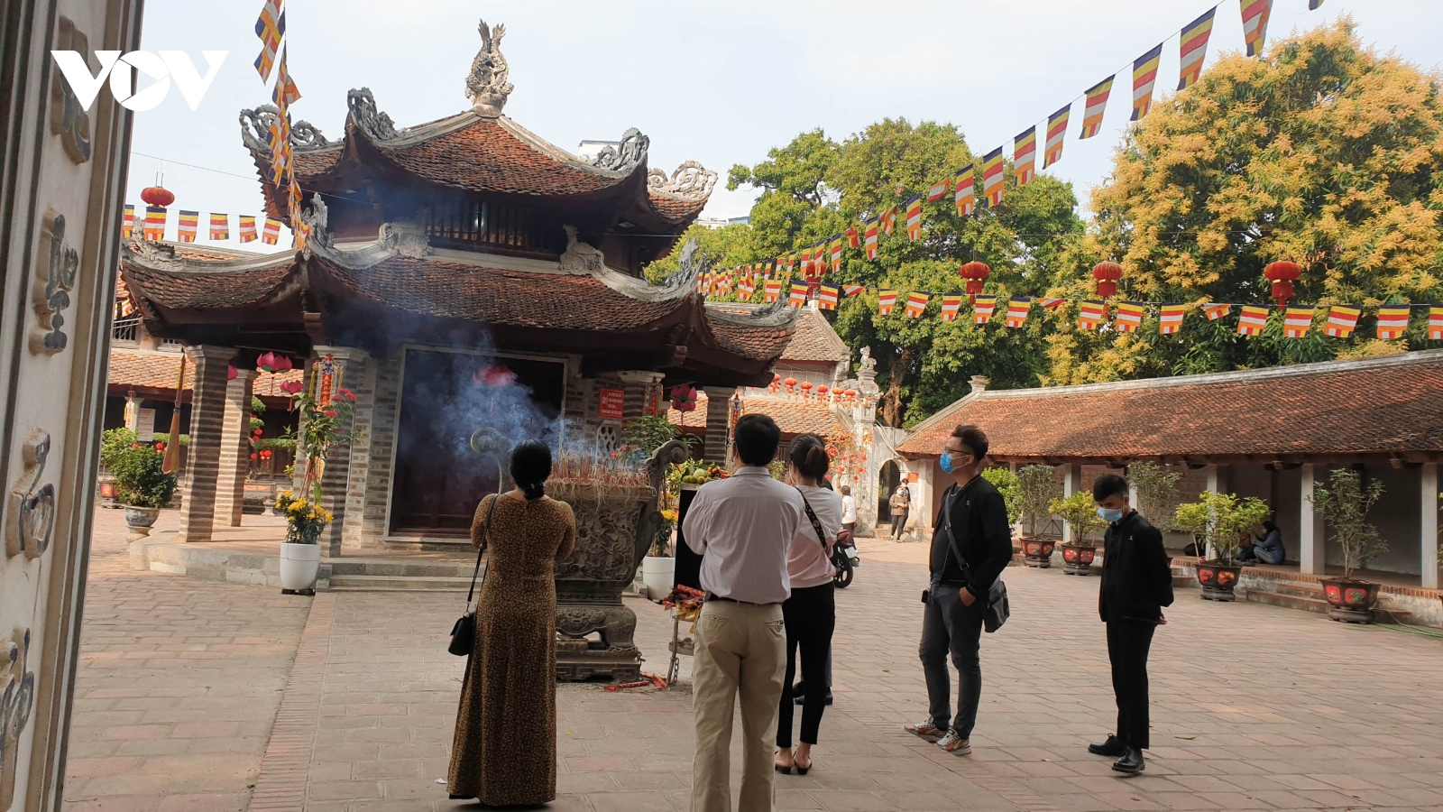 Người Hà Nội phớt lờ lệnh cấm, tự "nới lỏng" giãn cách ngày Rằm tháng Giêng