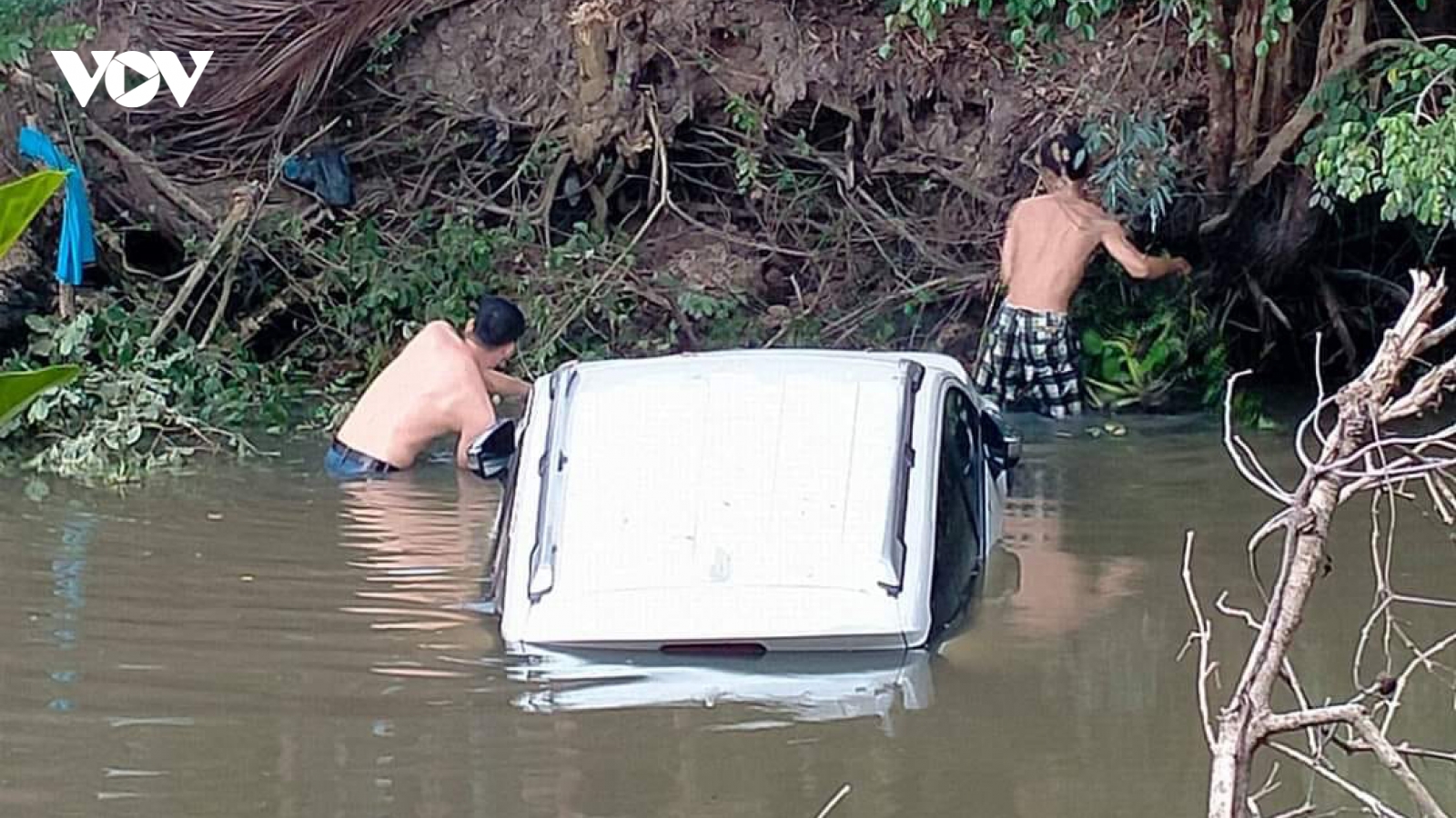 Lái ô tô về quê ăn tết bị lọt xuống kênh, 2 người may mắn thoát nạn