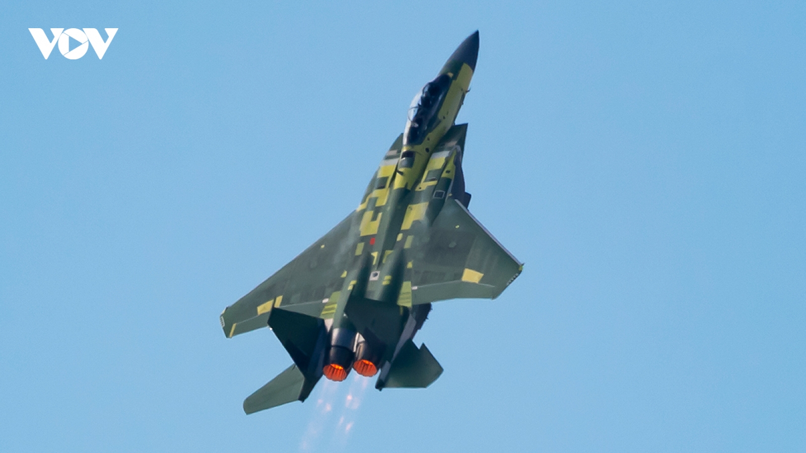 “Đại bàng thép” F-15EX "leo dốc" thẳng đứng trong lần đầu cất cánh