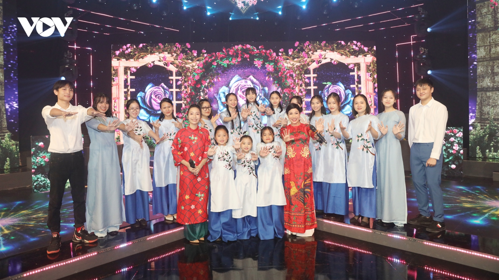 Hồ Ngọc Hà, Mỹ Linh, Châu Bùi truyền “cảm hứng bất tận” chào năm mới