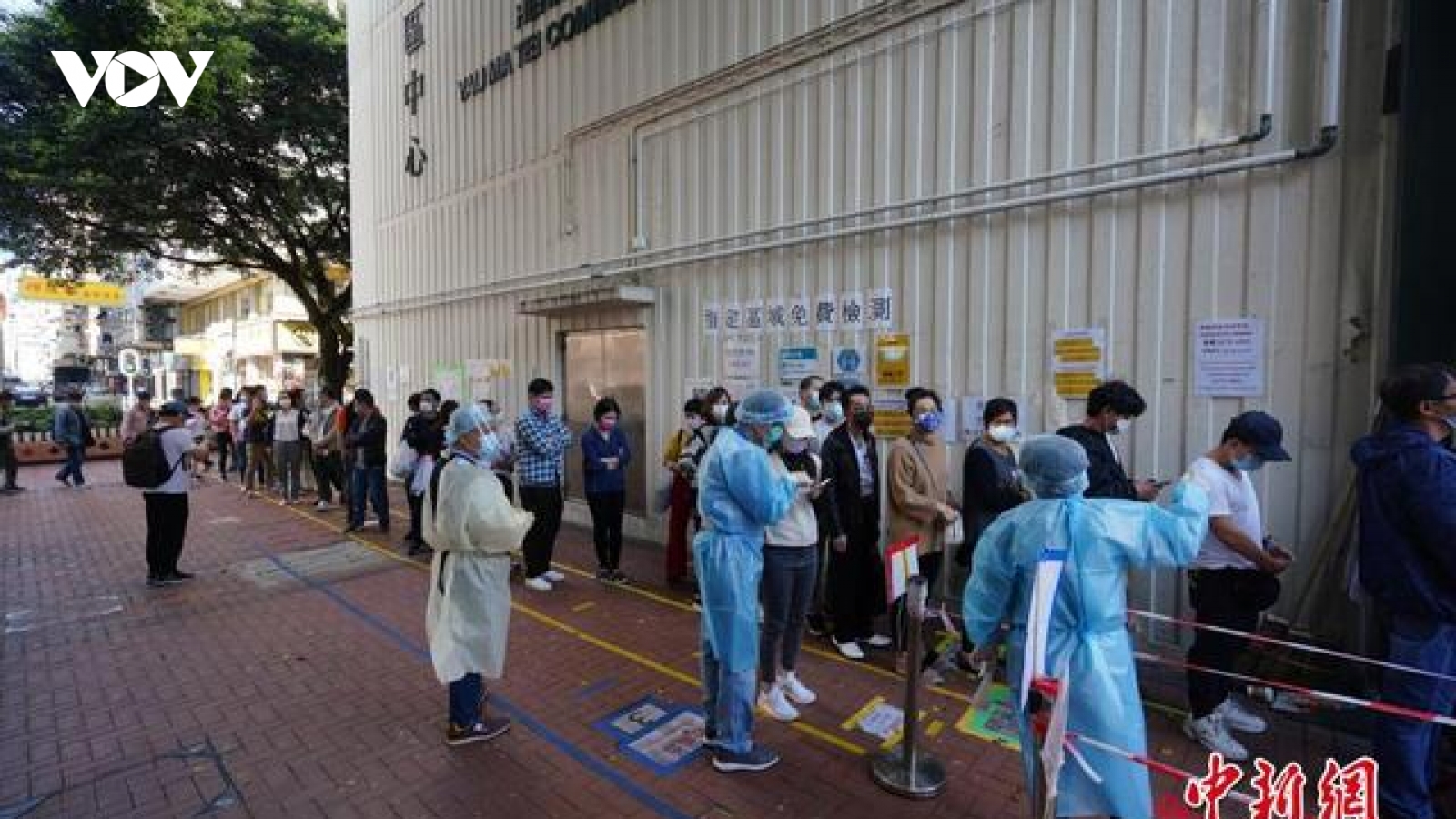 Hong Kong (Trung Quốc) nới lỏng giãn cách xã hội, chuẩn bị tiêm vaccine Covid-19