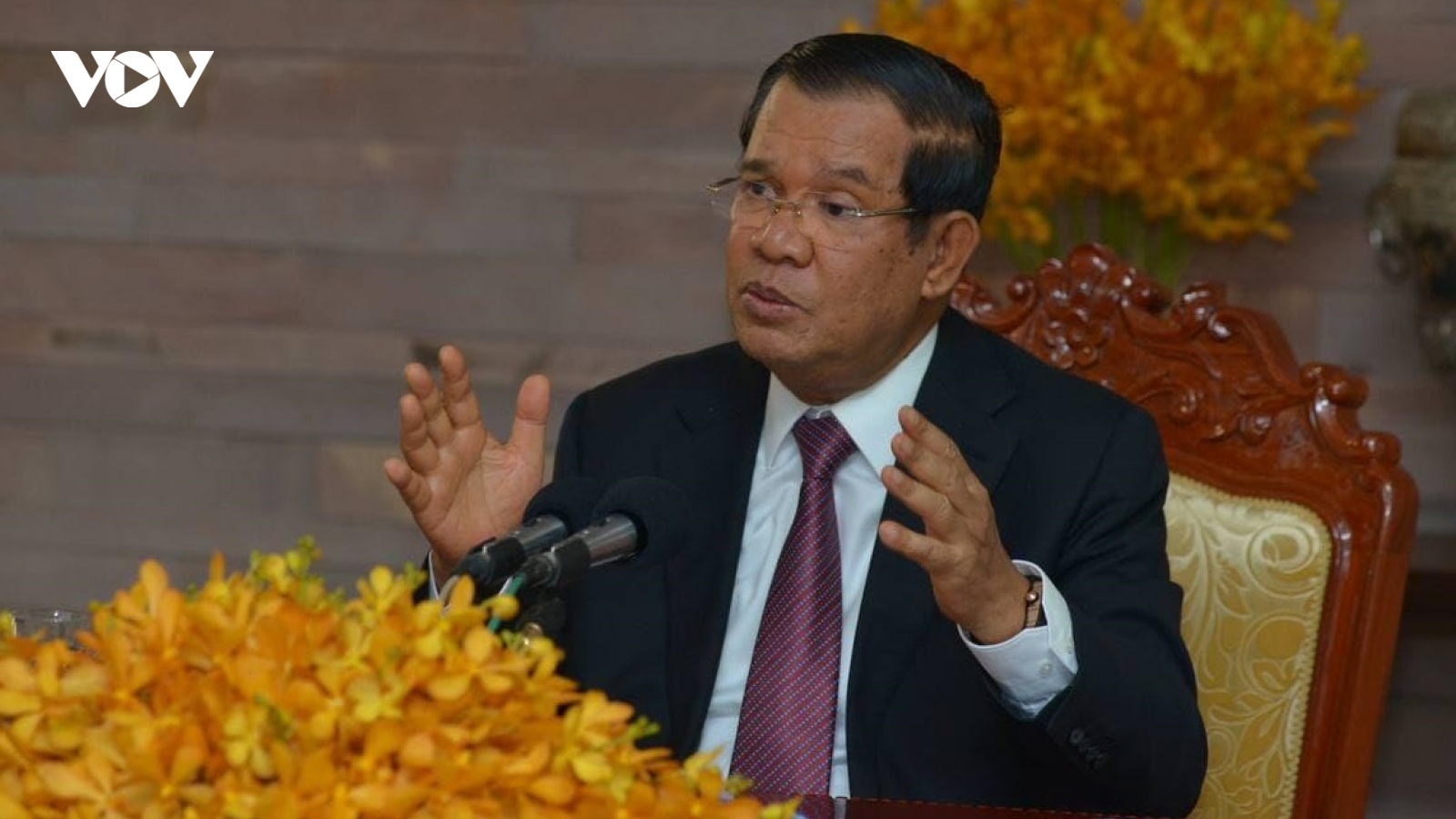 Thủ tướng Campuchia Hun Sen muốn các con và các quan chức được tiêm vaccine của Trung Quốc