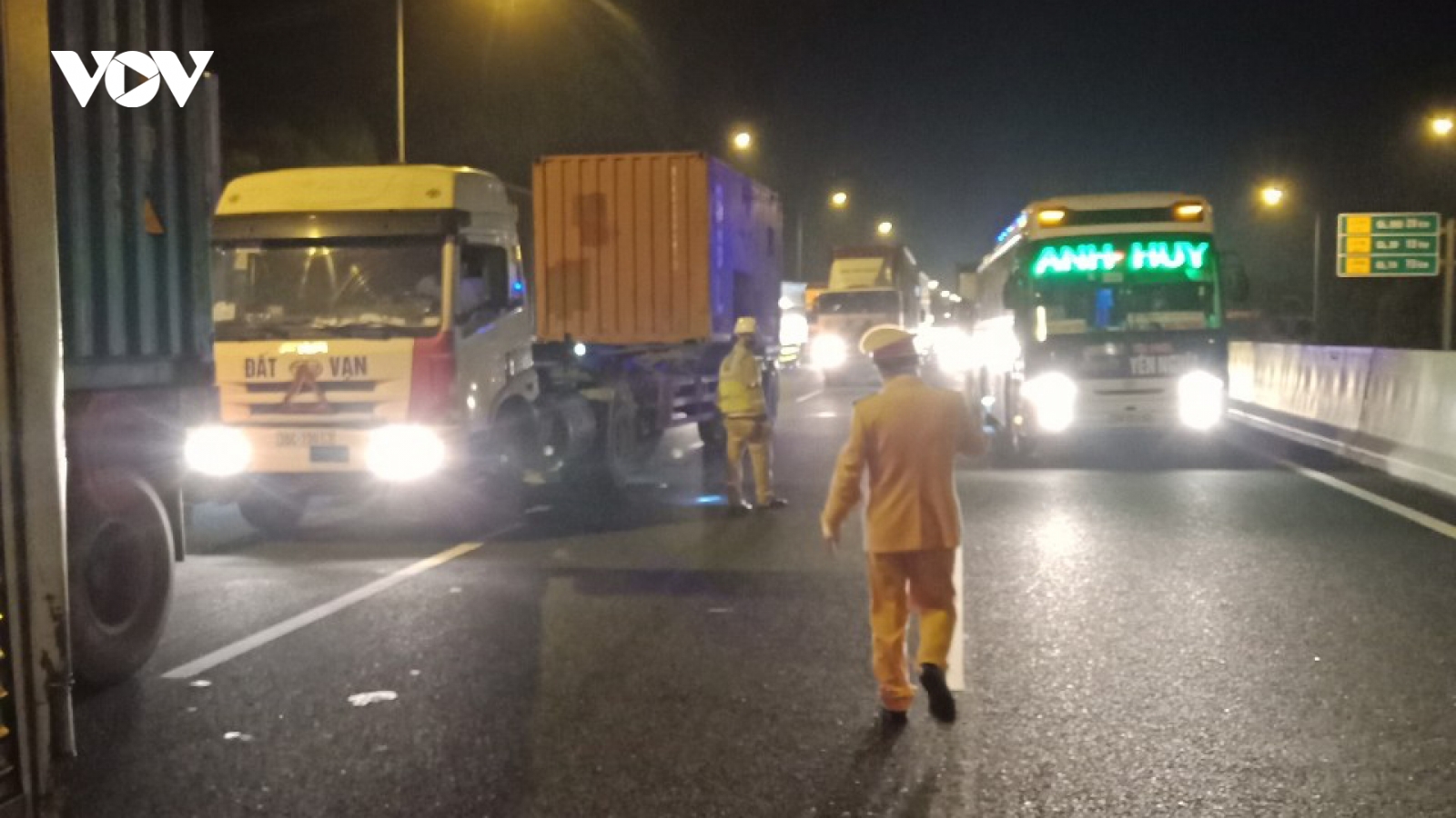 Ùn tắc kéo dài nhiều km trên cao tốc Hà Nội - Hải Phòng