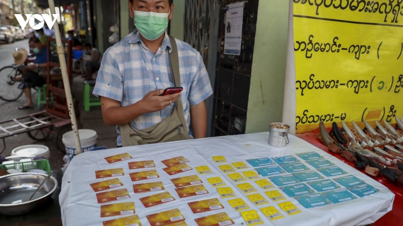 Chính quyền quân sự Myanmar chặn Facebook, dân chúng rầm rộ tẩy chay đảo chính