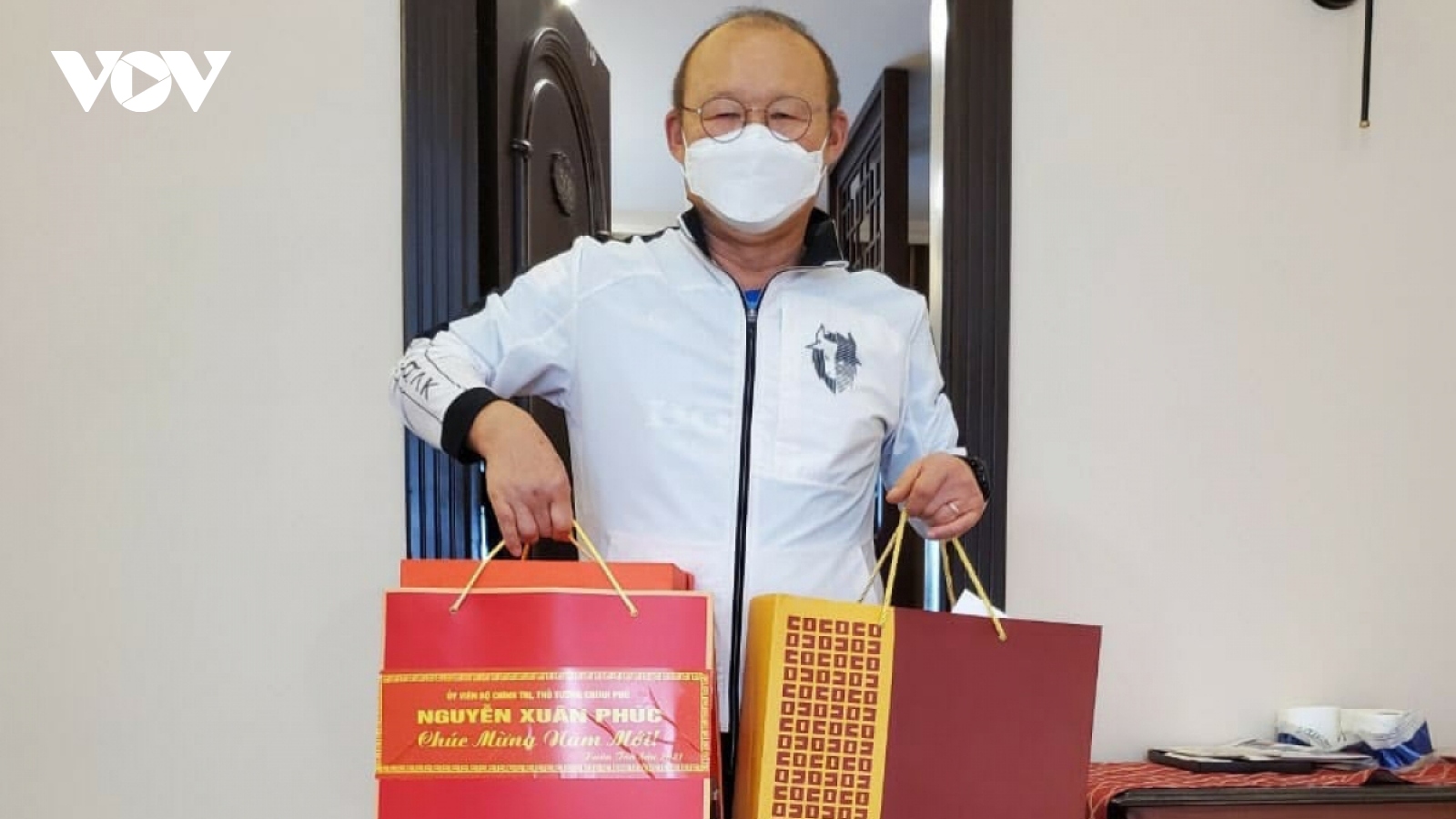 Chief coach Park Hang-seo receives PM Phuc’s Tet gifts