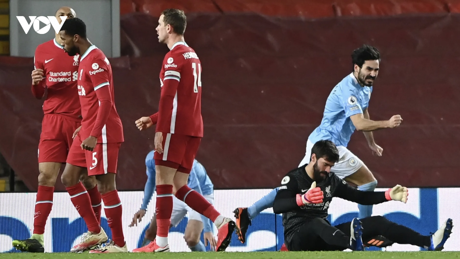 Thủ môn Alisson hóa "gã hề", Liverpool thảm bại 1-4 trước Man City ngay tại Anfield