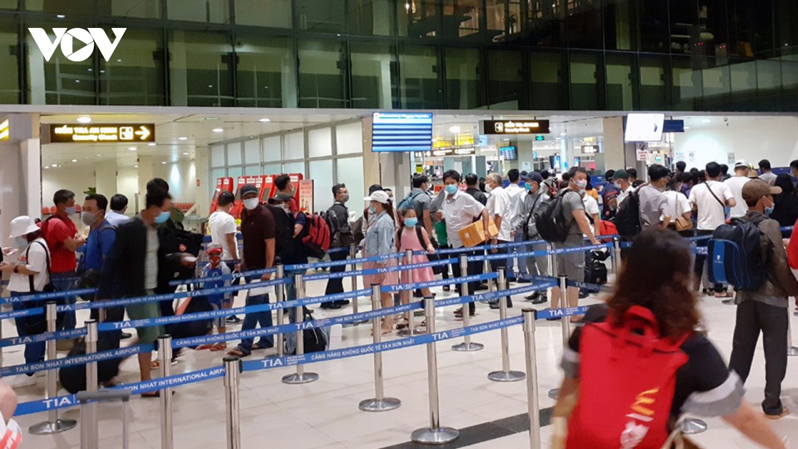 Sân bay Tân Sơn Nhất đo thân nhiệt tất cả hành khách quốc nội