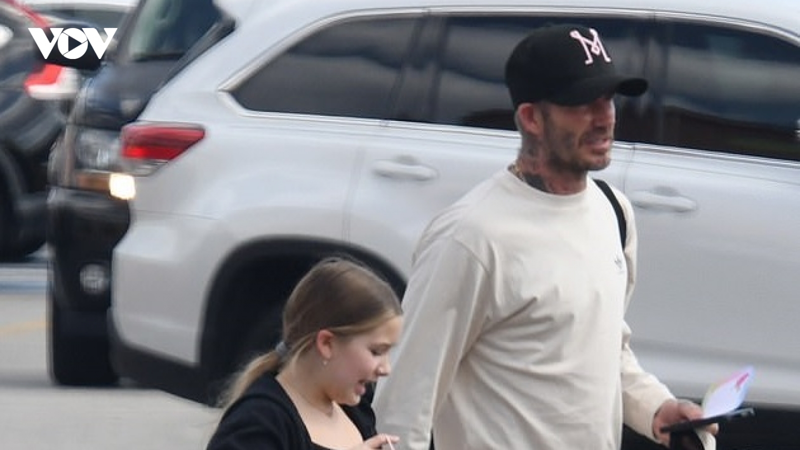 Con gái David Beckham mặc croptop đáng yêu đi học nhảy