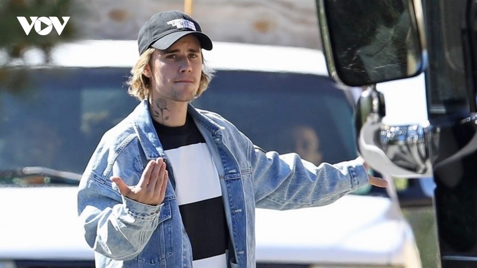 Justin Bieber diện đồ cá tính, hào hứng tìm chỗ đỗ xe cho lái xe riêng