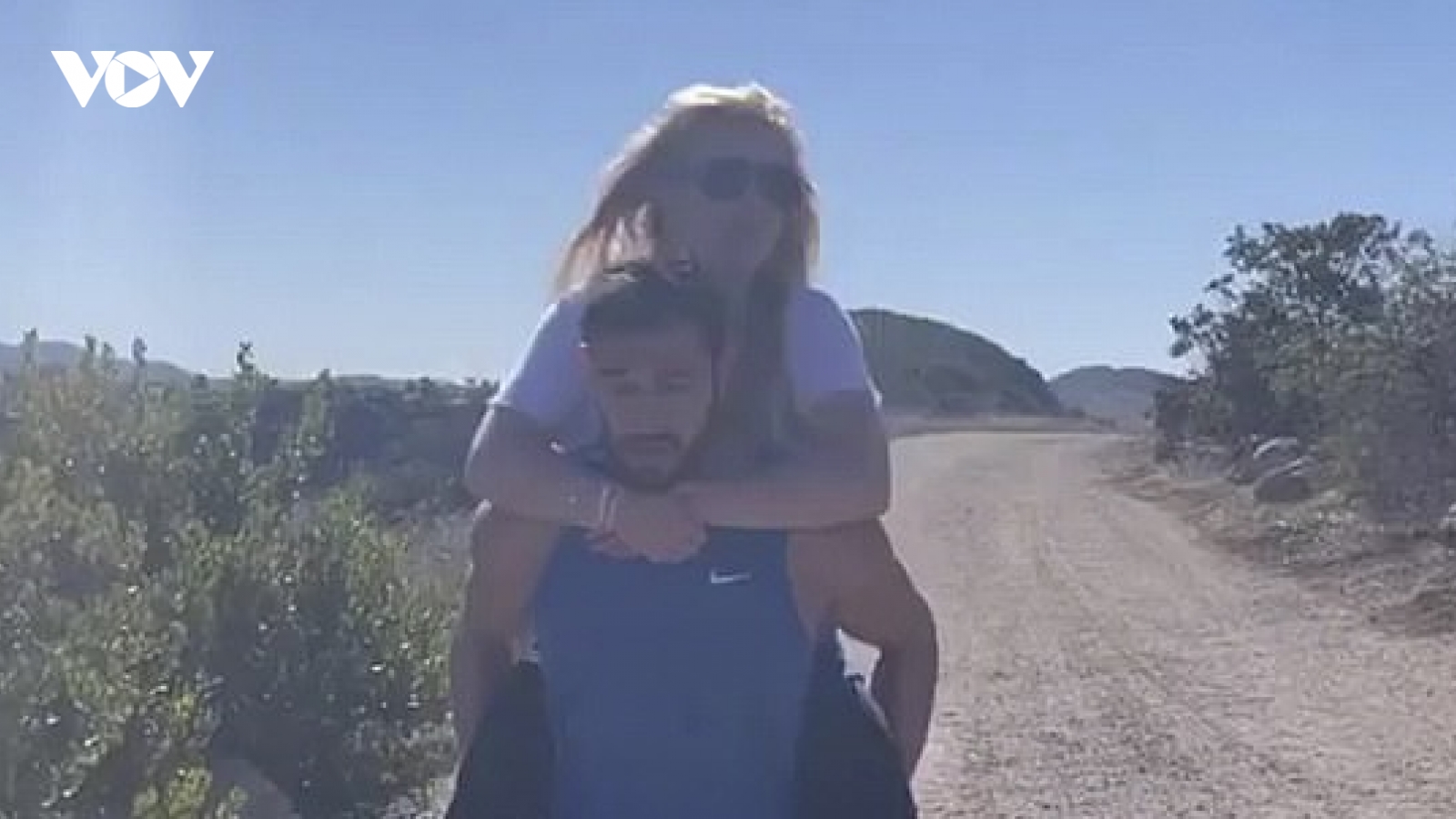 Britney Spears hạnh phúc khi được bạn trai cõng đi dạo