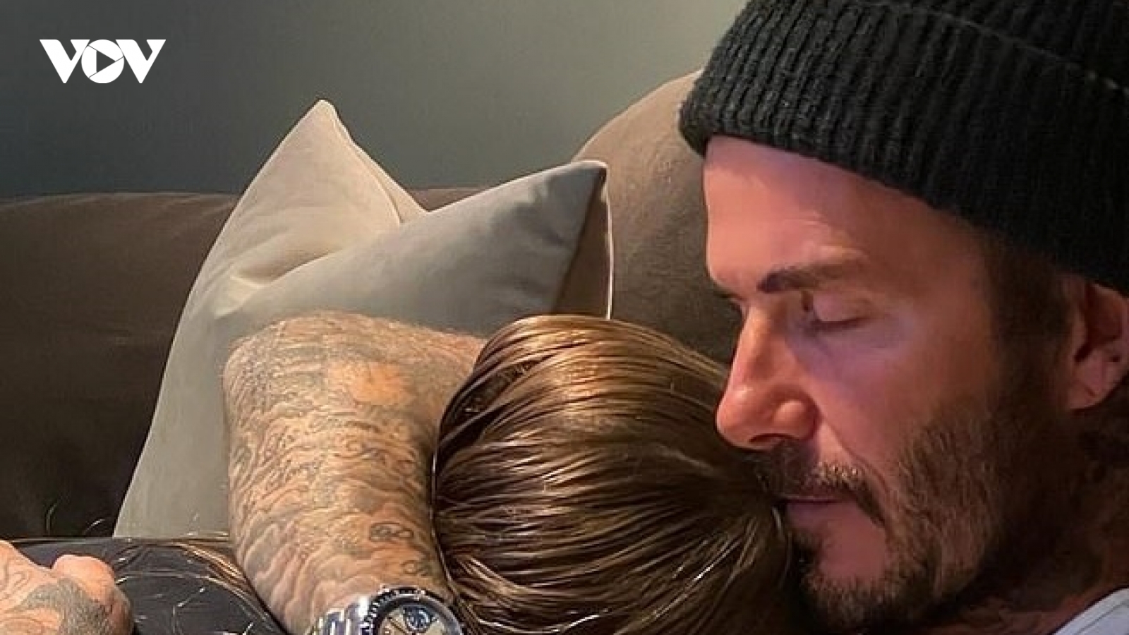David Beckham ngọt ngào ôm con gái cưng vào lòng