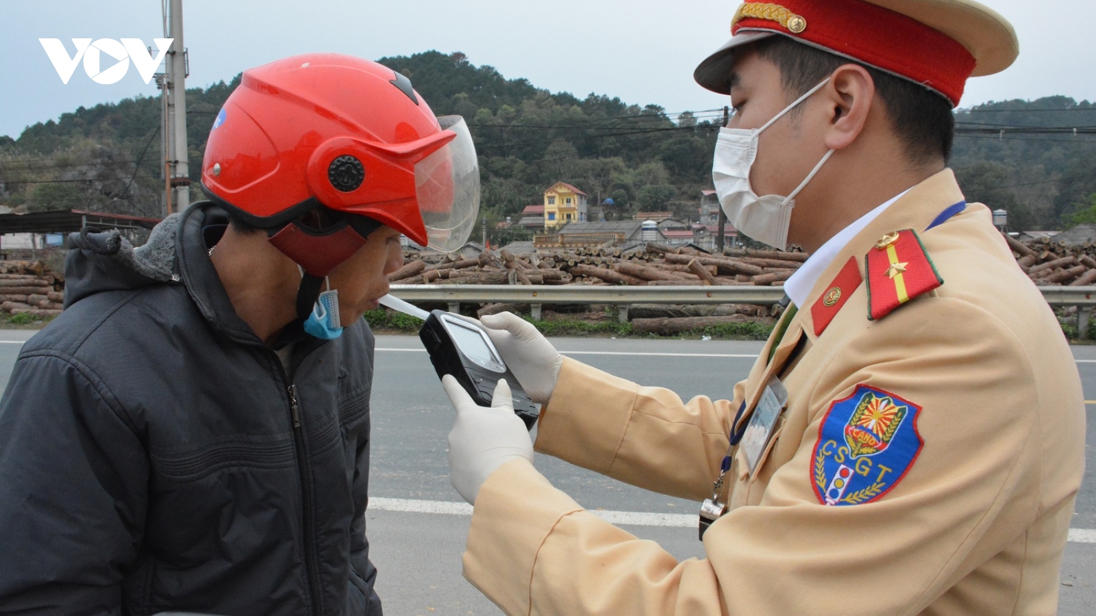 Lưu lượng xe lớn dịp Tết, Lạng Sơn tăng cường tuần tra, kiểm soát giao thông