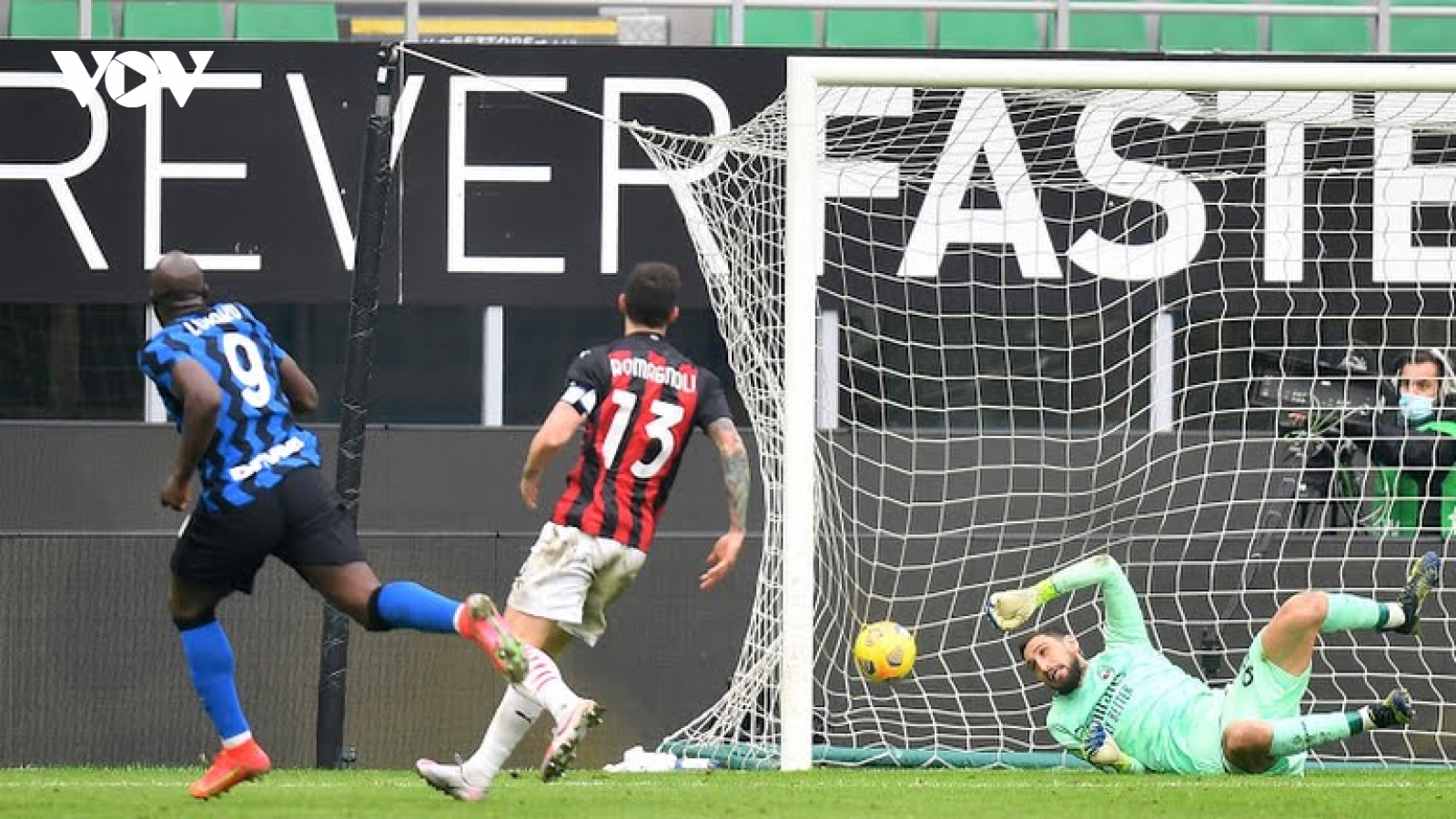Lukaku và Martinez "bắn hạ" AC Milan, Inter Milan củng cố ngôi đầu Serie A