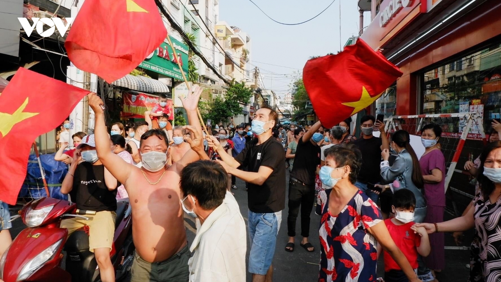 TPHCM: Người dân khu Mả Lạng ăn mừng vì được gỡ bỏ phong tỏa