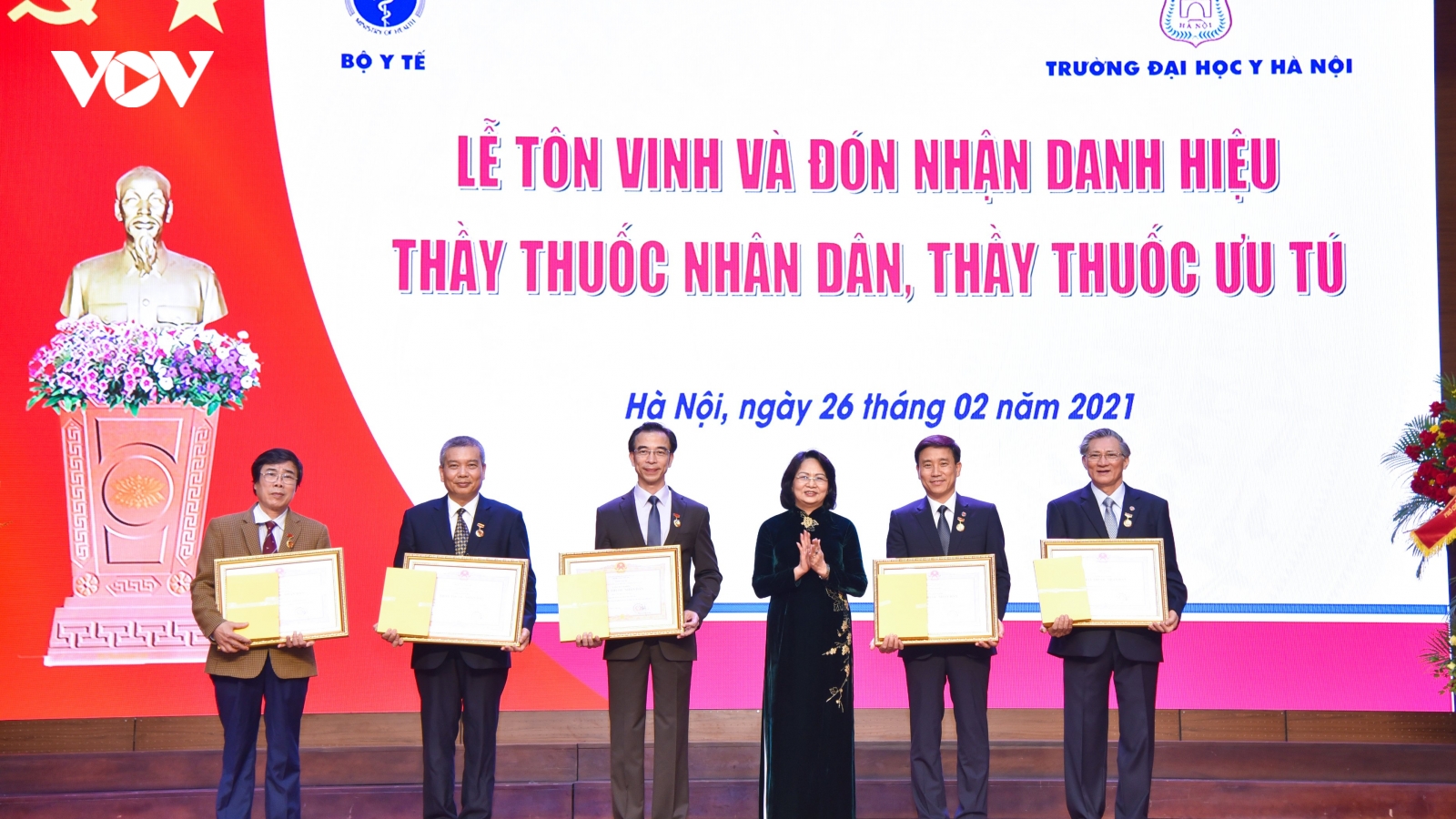 Trao tặng danh hiệu Thầy thuốc Nhân dân, Thầy thuốc Ưu tú cho 17 bác sỹ