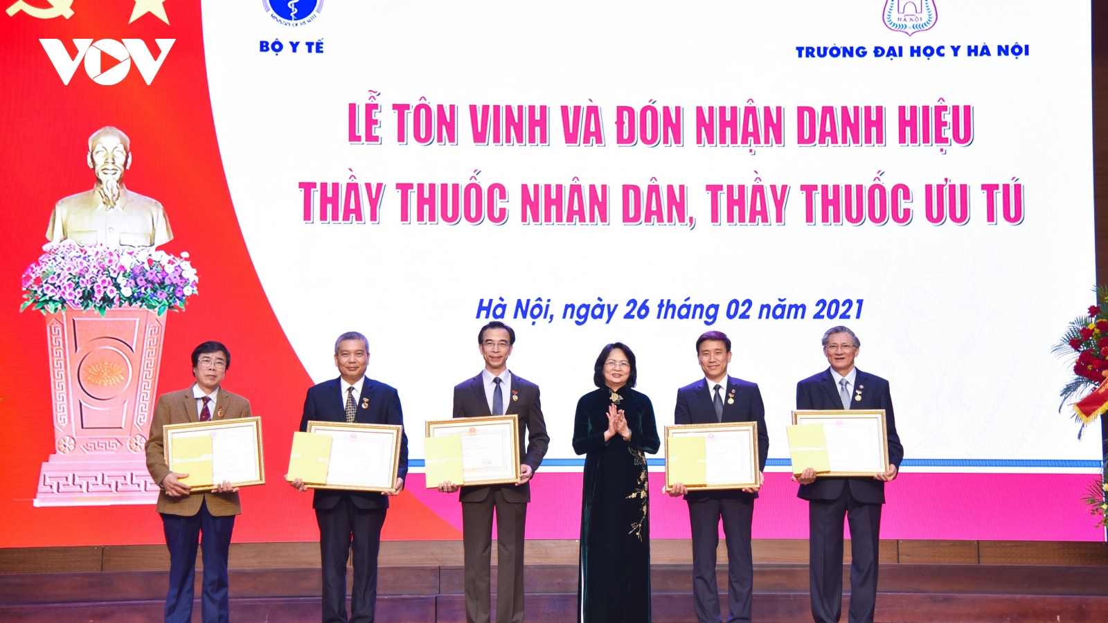 Trao tặng danh hiệu Thầy thuốc Nhân dân, Thầy thuốc Ưu tú cho 17 bác sỹ