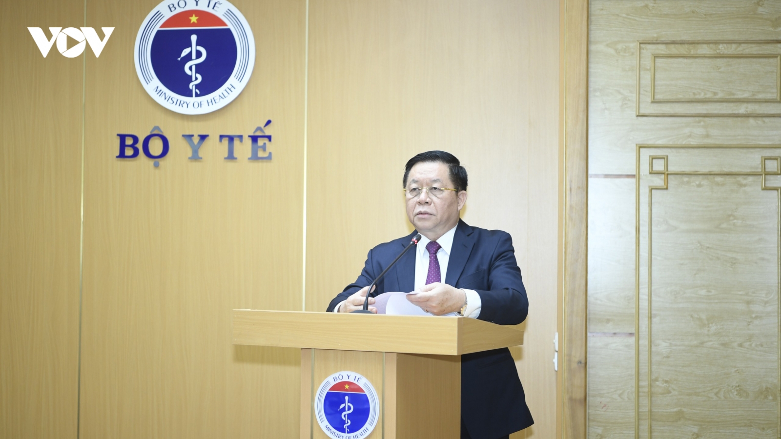 “Cán bộ ngành y tế không ngại hiểm nguy, xung phong đến tuyến đầu chống dịch” 