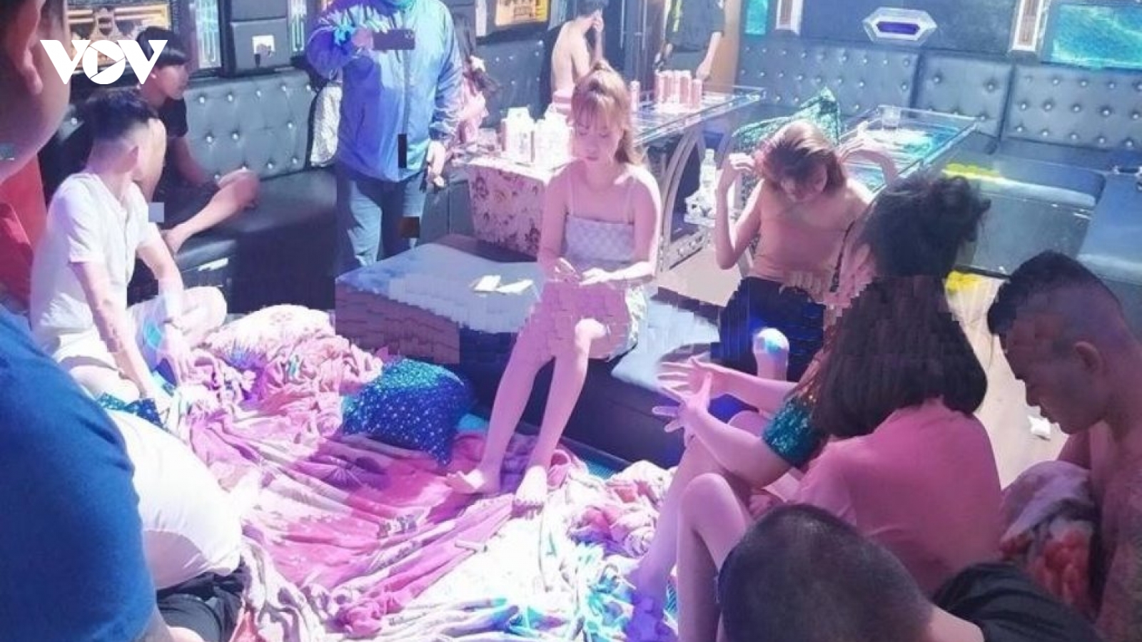 Bắt chủ quán karaoke tổ chức cho 17 thanh niên “thác loạn” ma túy