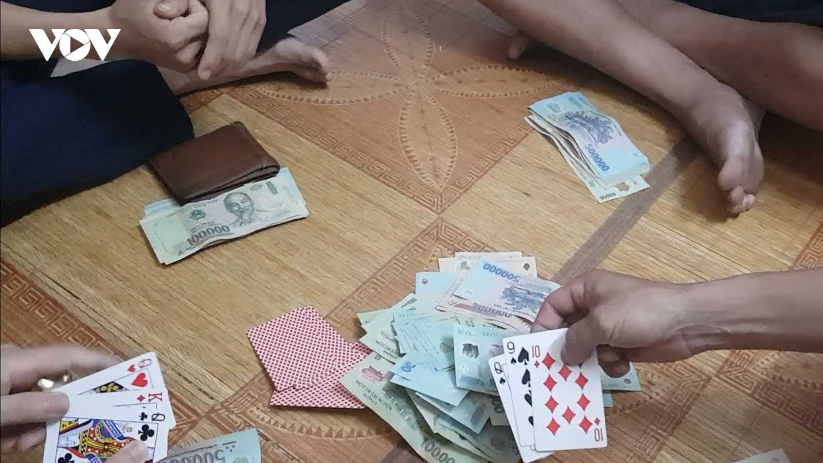 Phó Bí thư Đảng ủy xã và nguyên Chủ tịch xã bị khởi tố vì đánh bạc