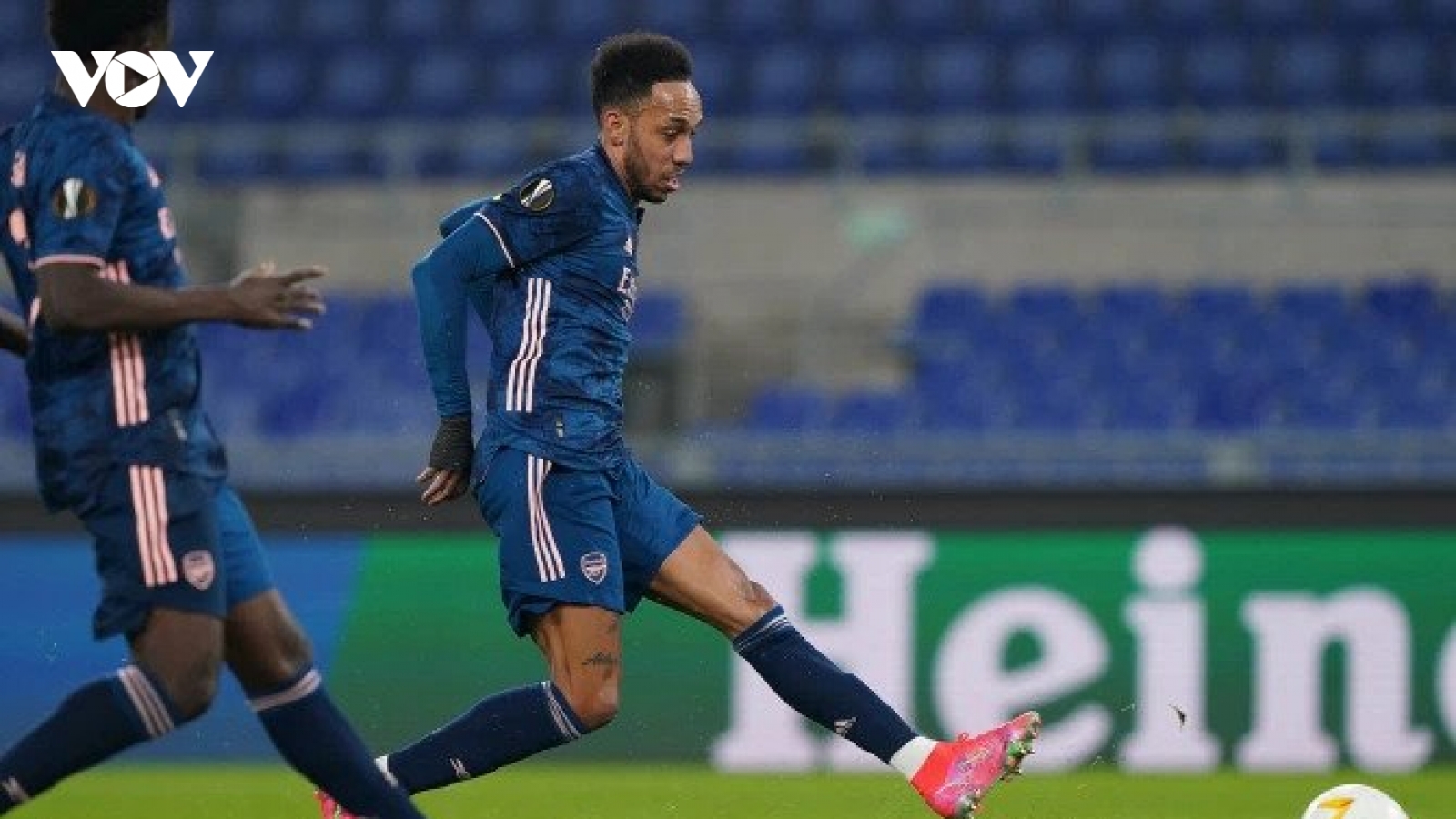 Aubameyang bỏ lỡ khó tin, Arsenal bị Benfica cầm hòa